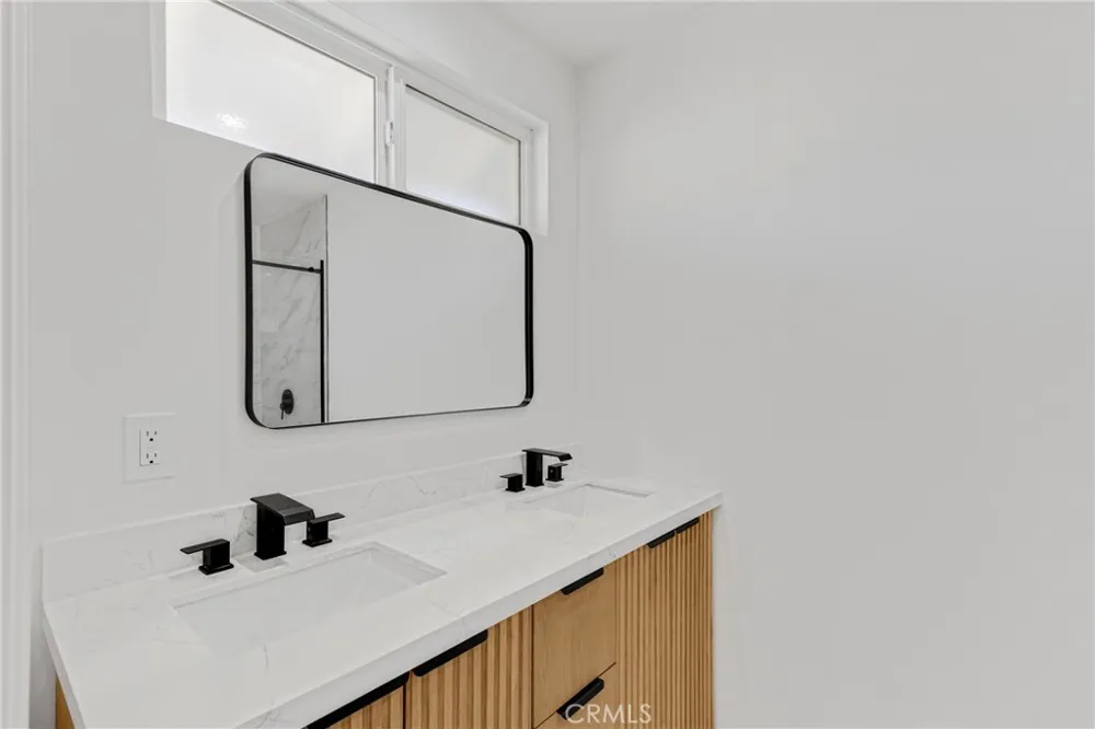15043 Tuba Los Angeles, CA 91345