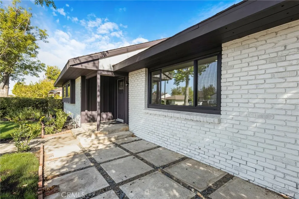 15043 Tuba Los Angeles, CA 91345