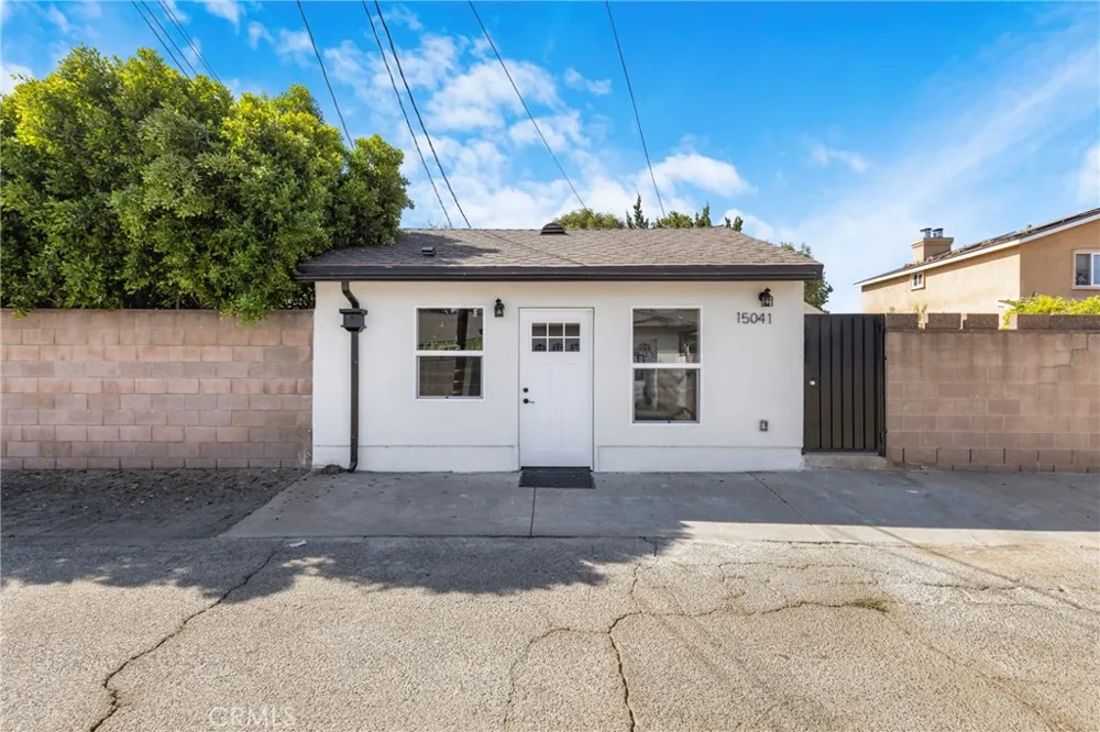 15043 Tuba Los Angeles, CA 91345