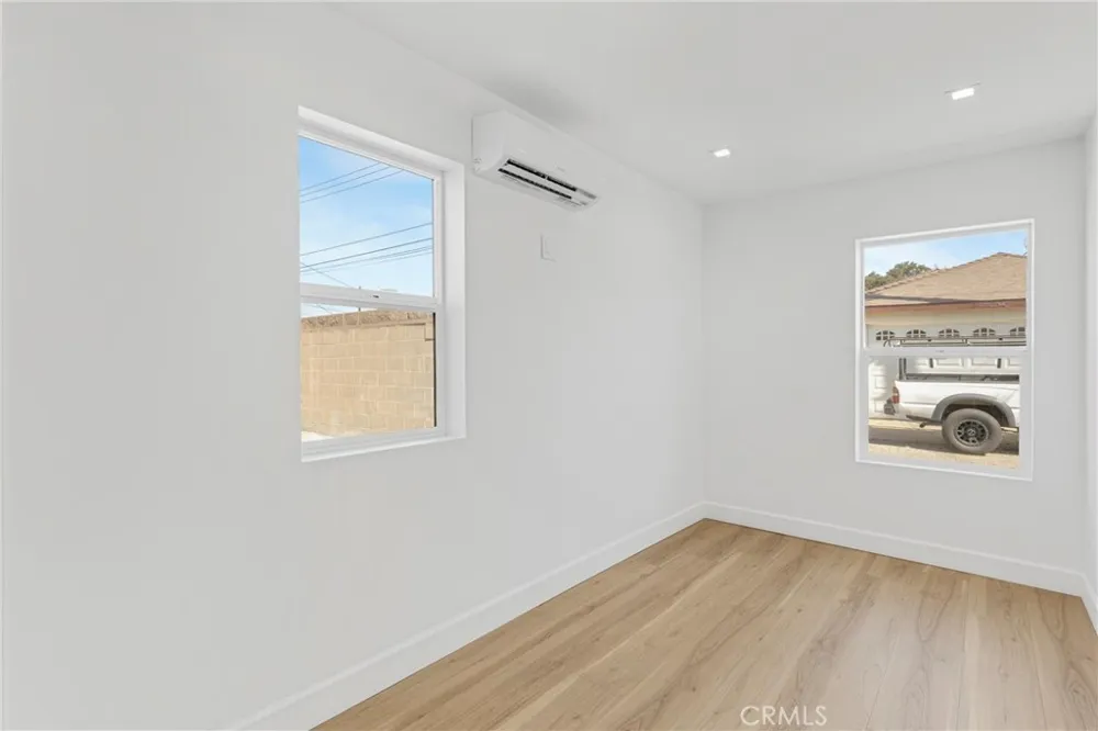 15043 Tuba Los Angeles, CA 91345