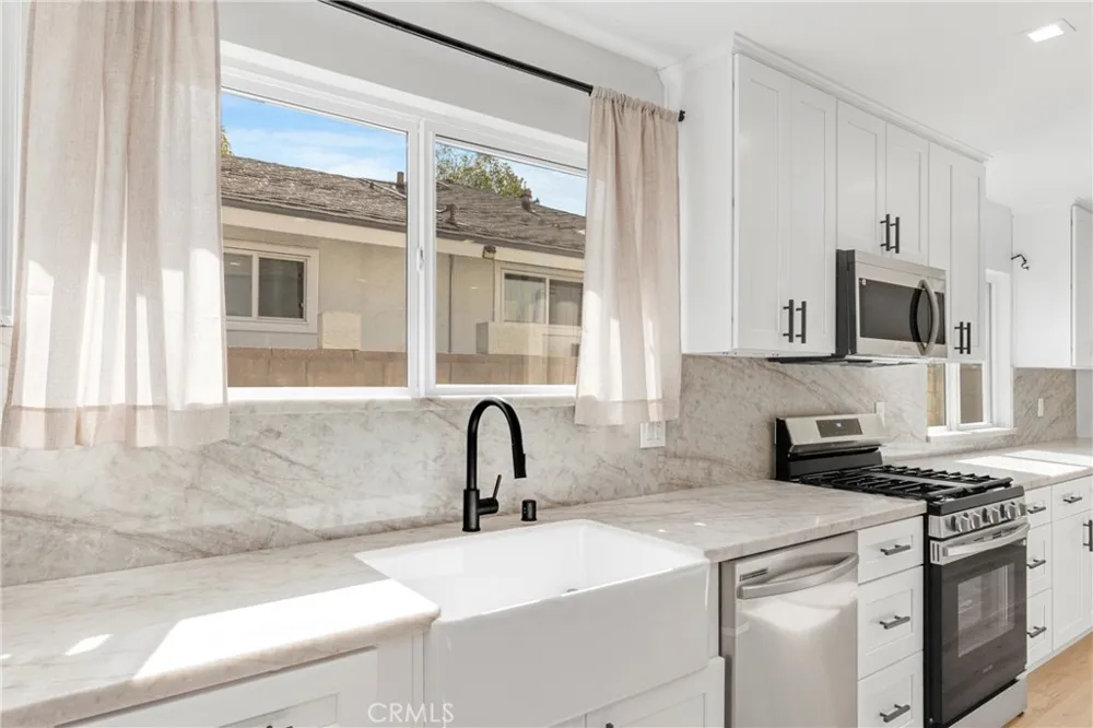 15043 Tuba Los Angeles, CA 91345