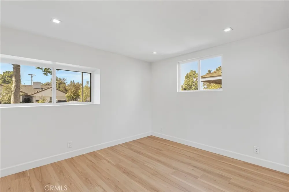 15043 Tuba Los Angeles, CA 91345
