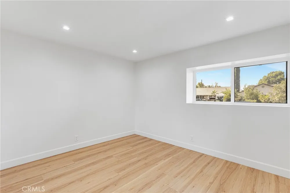 15043 Tuba Los Angeles, CA 91345