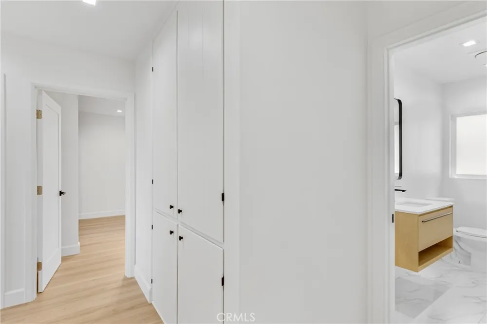15043 Tuba Los Angeles, CA 91345