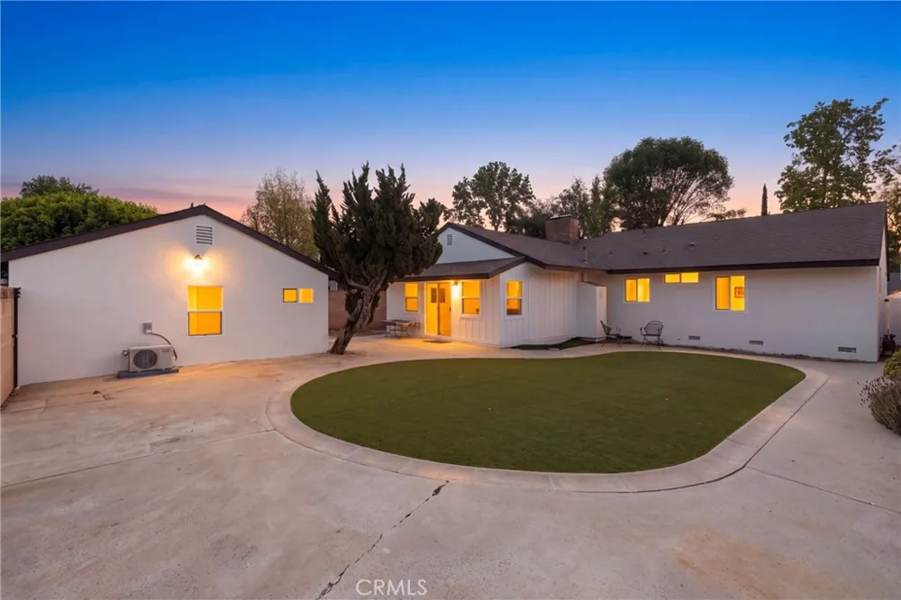 15043 Tuba Los Angeles, CA 91345