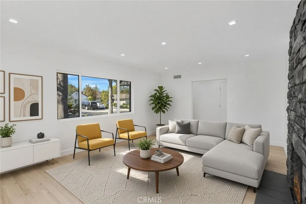 15043 Tuba Los Angeles, CA 91345