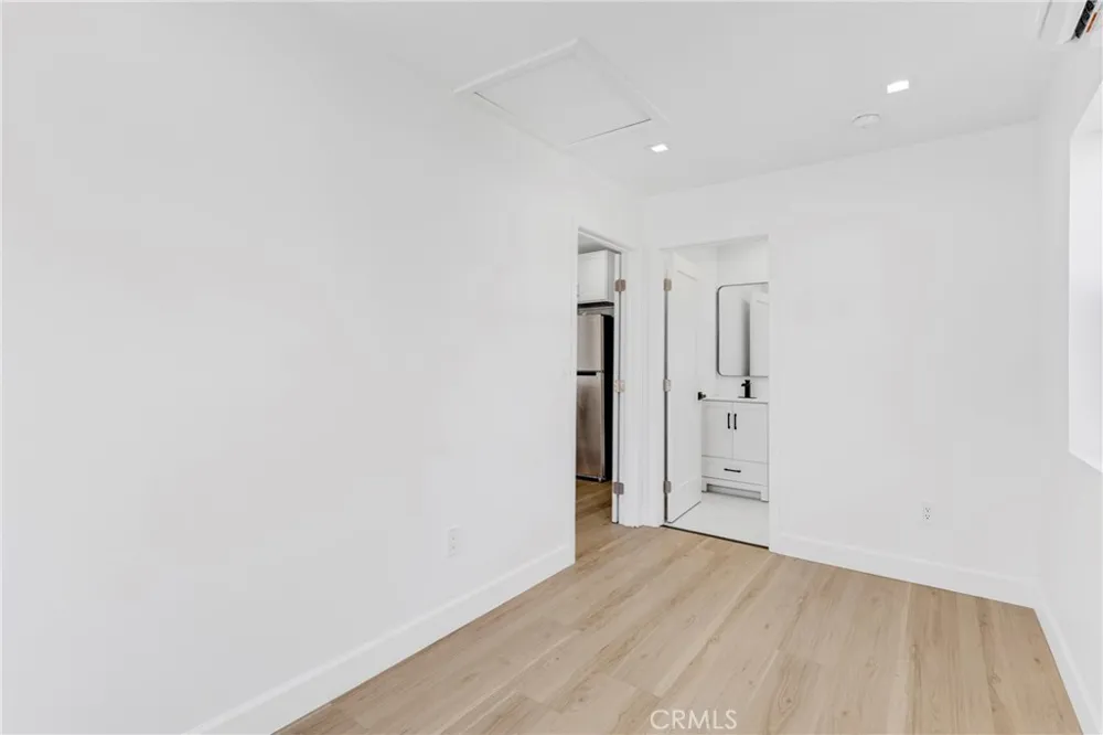 15043 Tuba Los Angeles, CA 91345