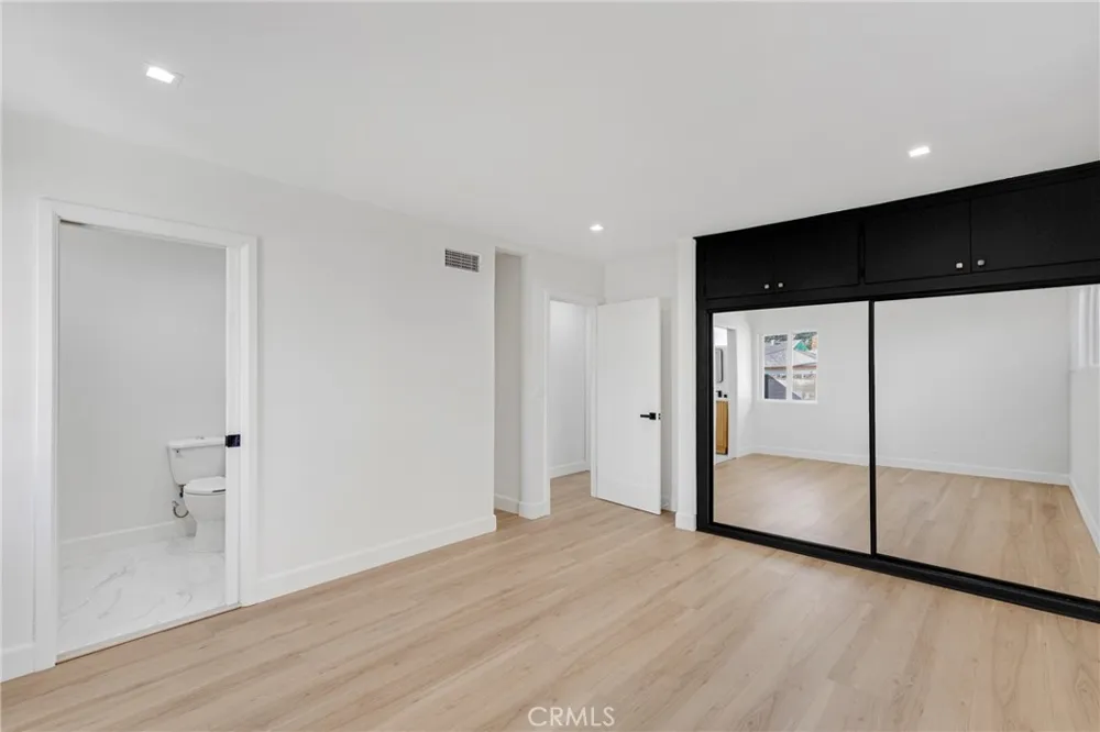 15043 Tuba Los Angeles, CA 91345
