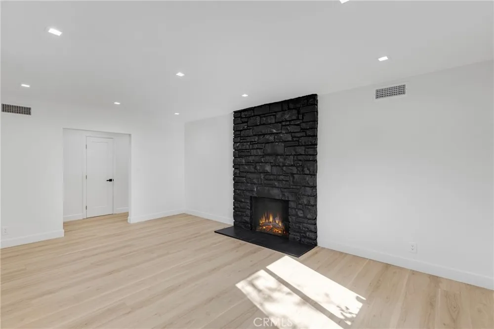 15043 Tuba Los Angeles, CA 91345