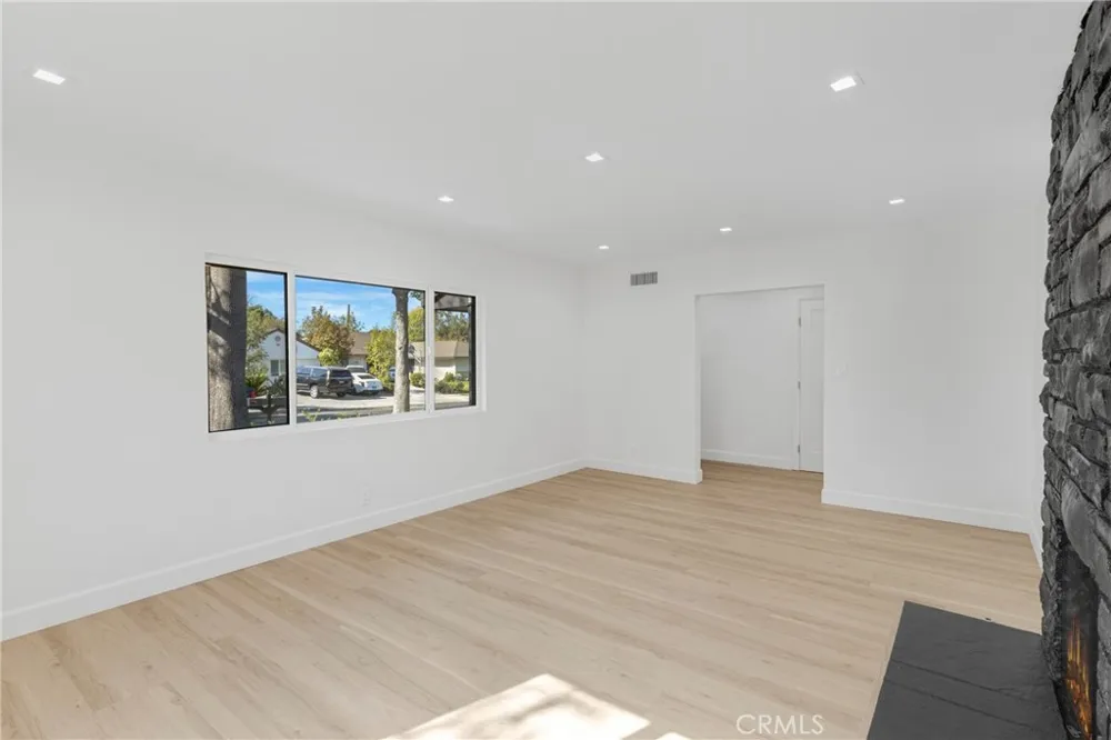 15043 Tuba Los Angeles, CA 91345