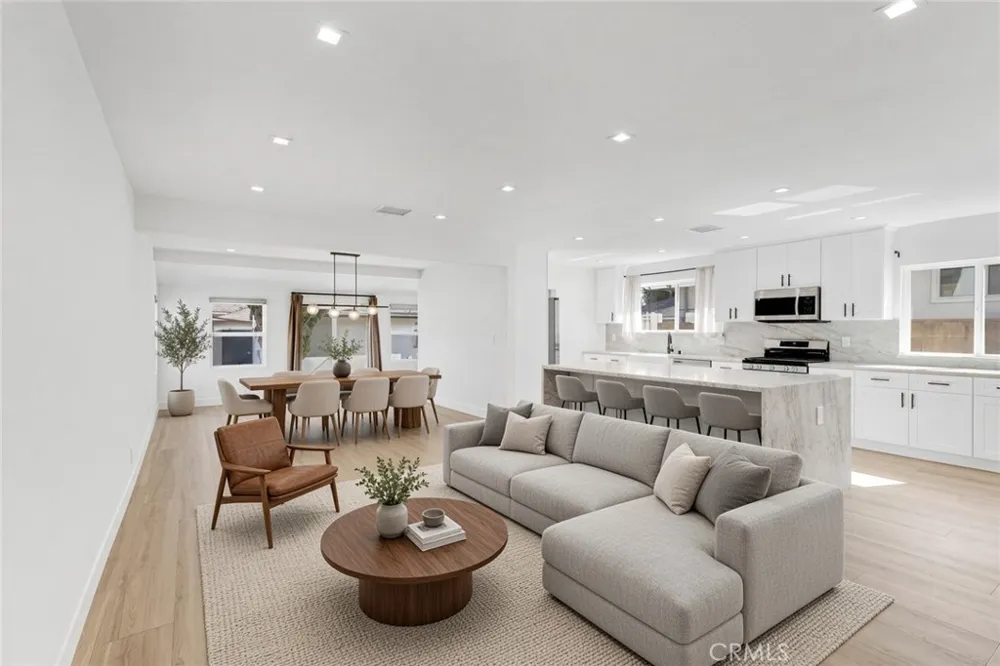 15043 Tuba Los Angeles, CA 91345