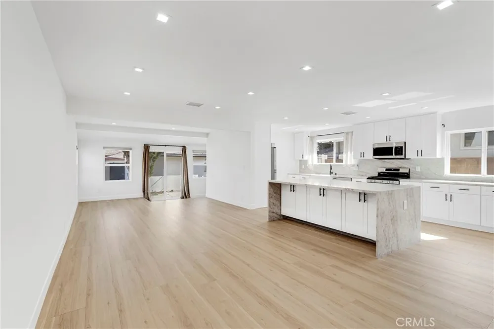 15043 Tuba Los Angeles, CA 91345