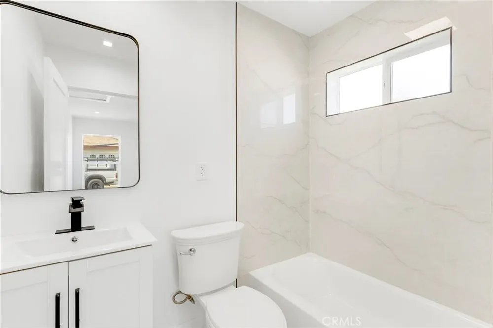 15043 Tuba Los Angeles, CA 91345