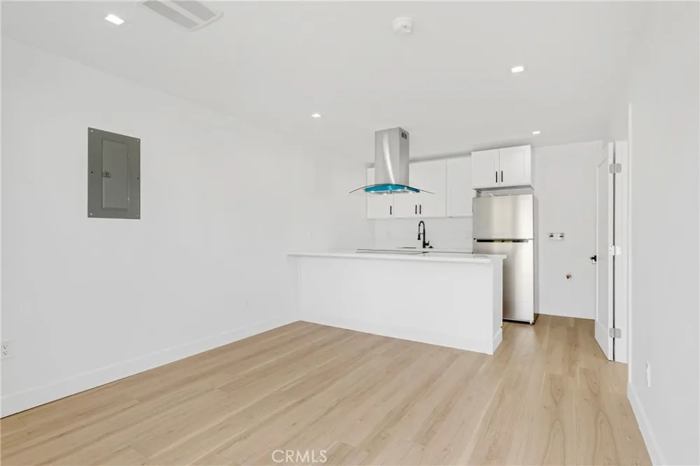 15043 Tuba Los Angeles, CA 91345