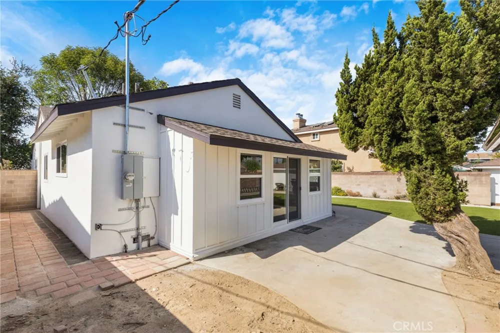 15043 Tuba Los Angeles, CA 91345