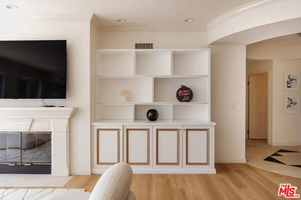 121 Almont Drive #304 Beverly Hills, CA 90211
