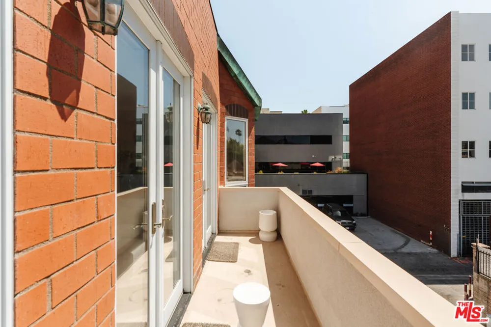 121 Almont Drive #304 Beverly Hills, CA 90211