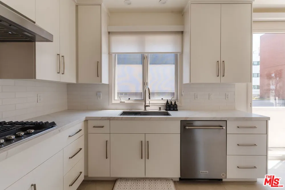 121 Almont Drive #304 Beverly Hills, CA 90211