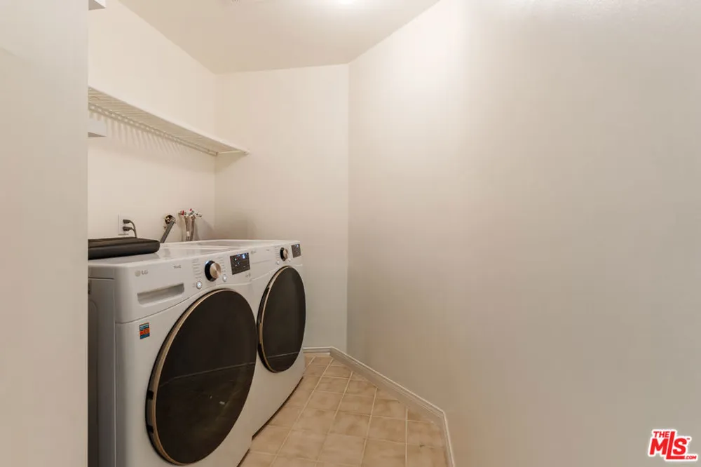 121 Almont Drive #304 Beverly Hills, CA 90211