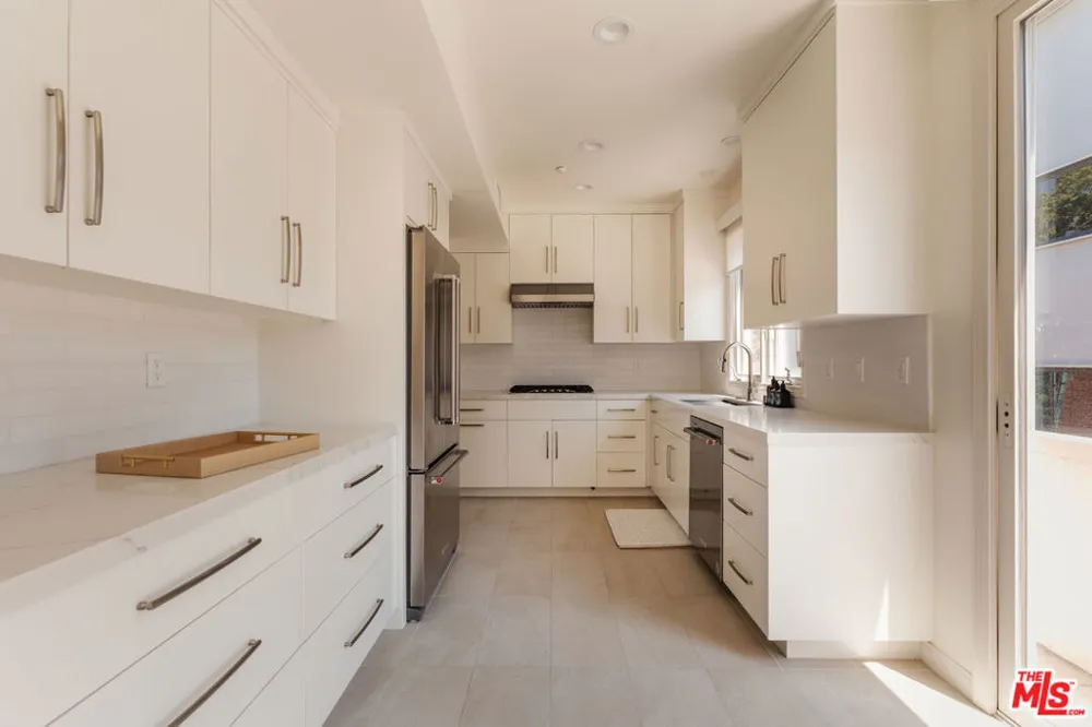 121 Almont Drive #304 Beverly Hills, CA 90211