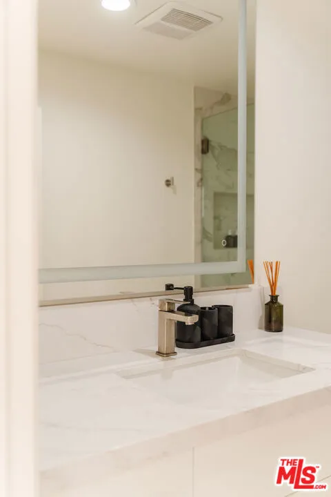 121 Almont Drive #304 Beverly Hills, CA 90211