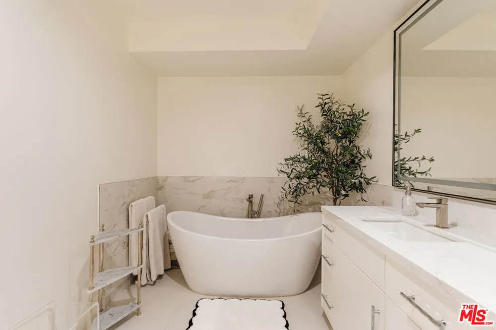 121 Almont Drive #304 Beverly Hills, CA 90211
