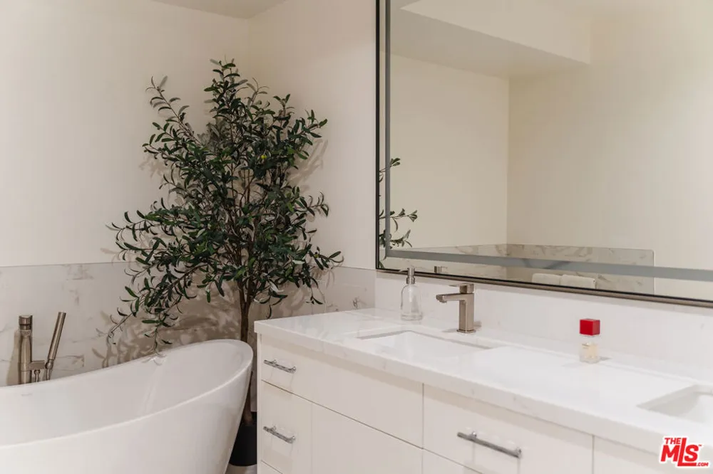 121 Almont Drive #304 Beverly Hills, CA 90211