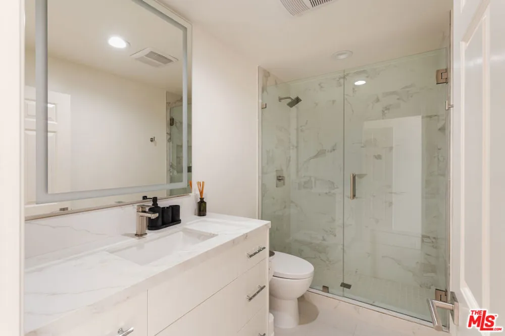 121 Almont Drive #304 Beverly Hills, CA 90211