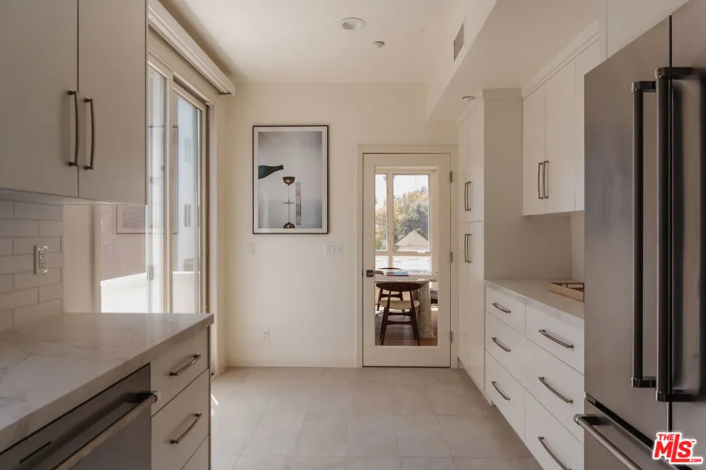 121 Almont Drive #304 Beverly Hills, CA 90211