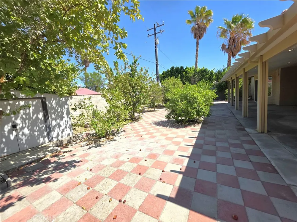 68050 Espada Cathedral City, CA 92234