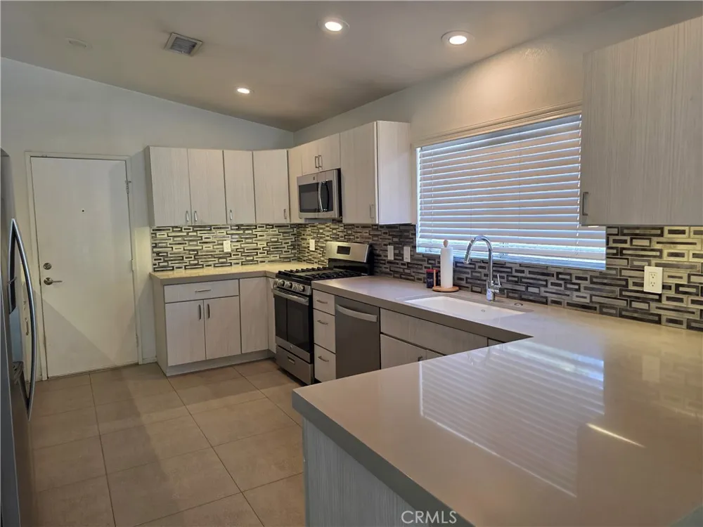68050 Espada Cathedral City, CA 92234