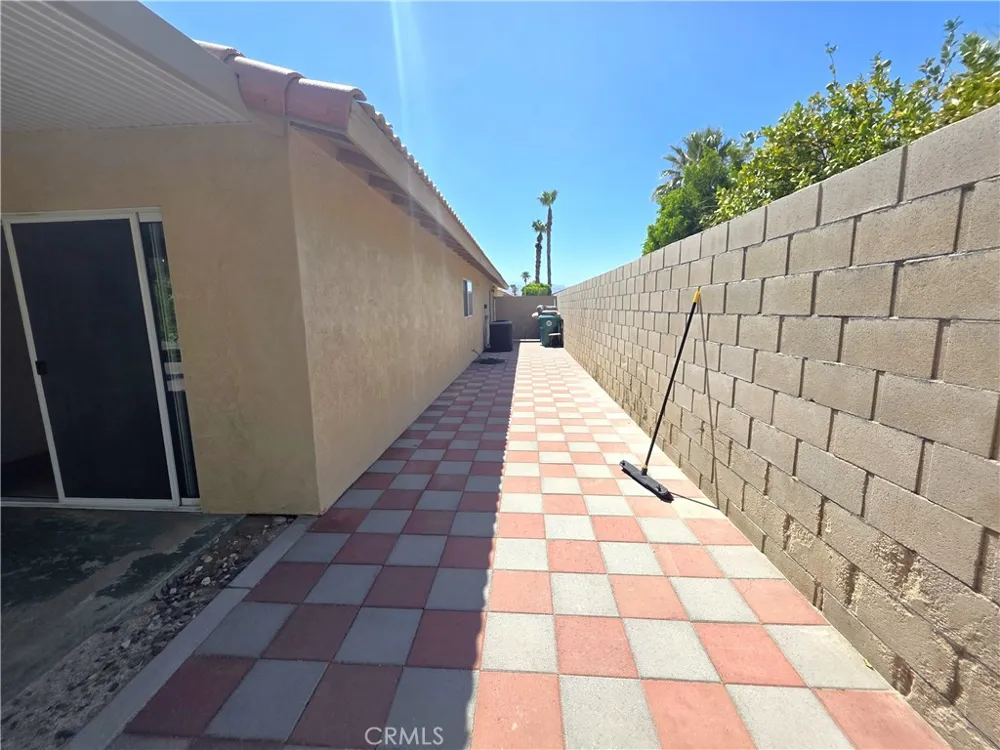 68050 Espada Cathedral City, CA 92234