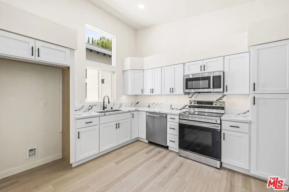 22320 Itasca Street Chatsworth, CA 91311