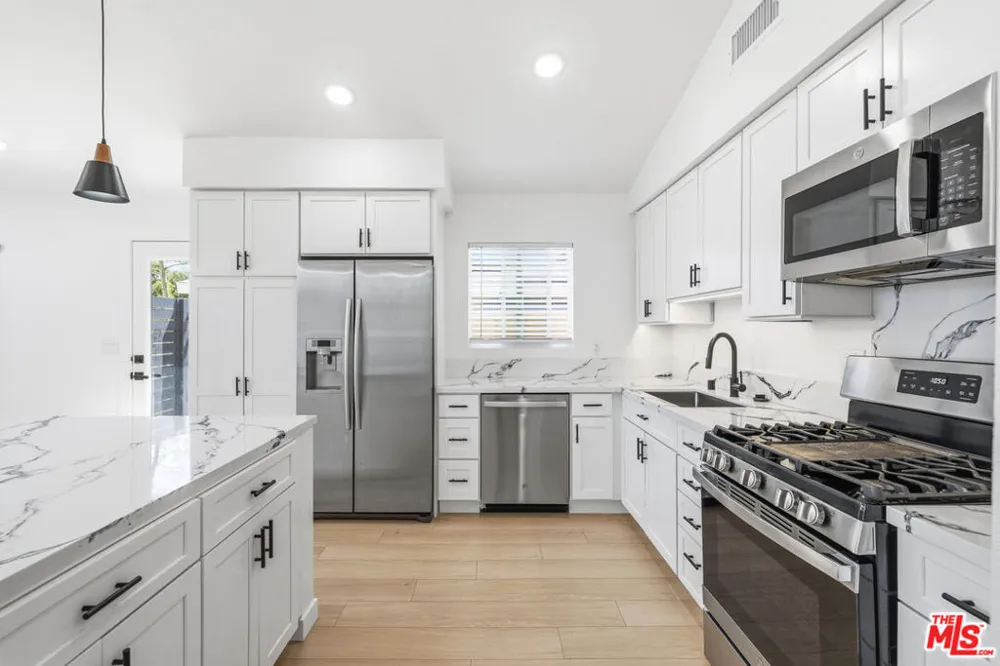 22320 Itasca Street Chatsworth, CA 91311