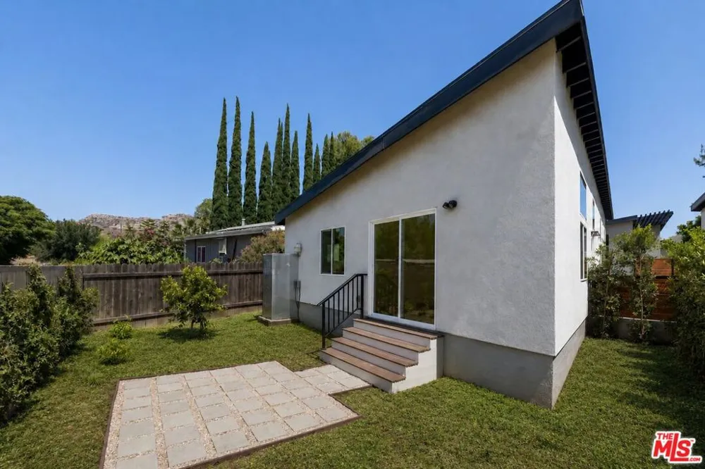 22320 Itasca Street Chatsworth, CA 91311