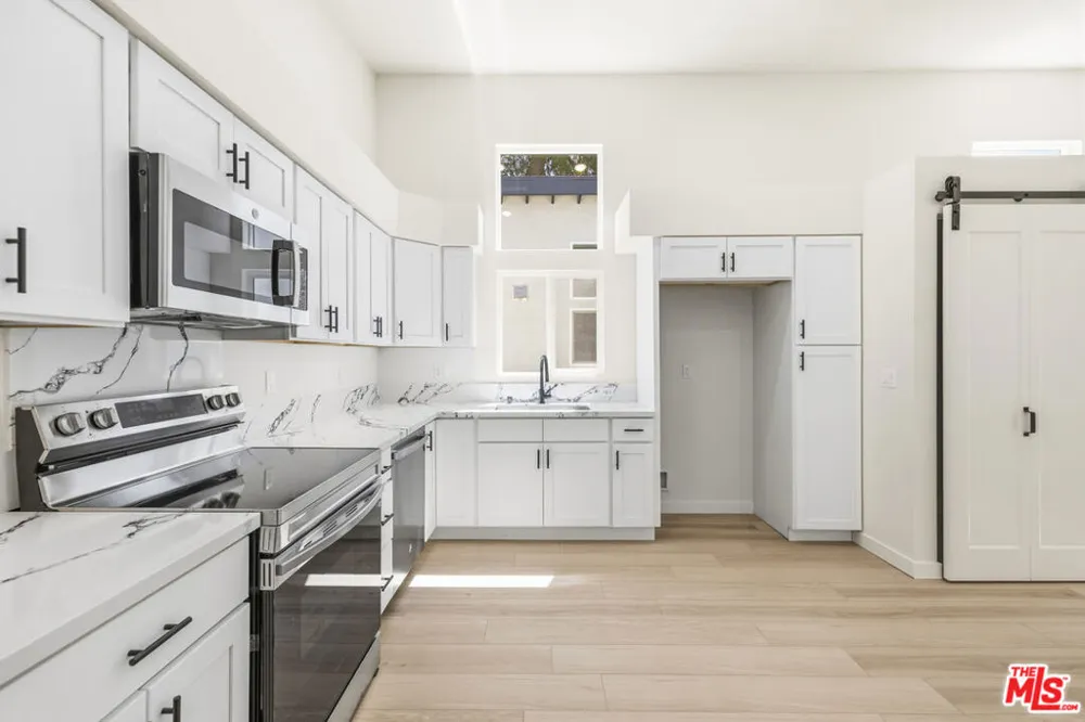 22320 Itasca Street Chatsworth, CA 91311