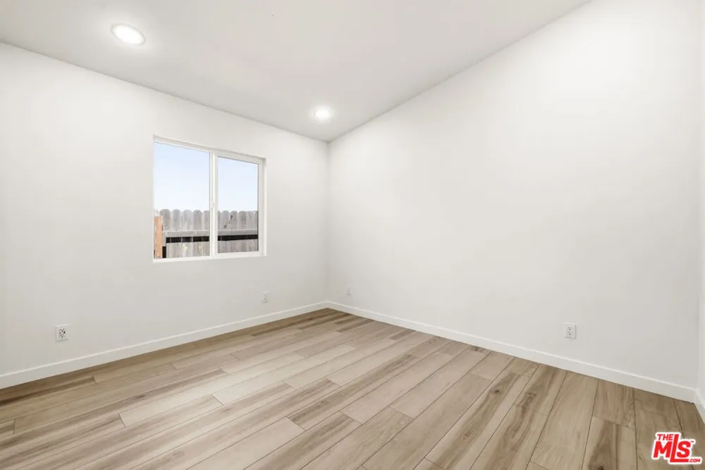 22320 Itasca Street Chatsworth, CA 91311
