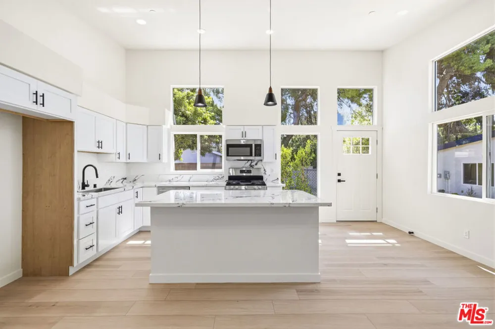 22320 Itasca Street Chatsworth, CA 91311