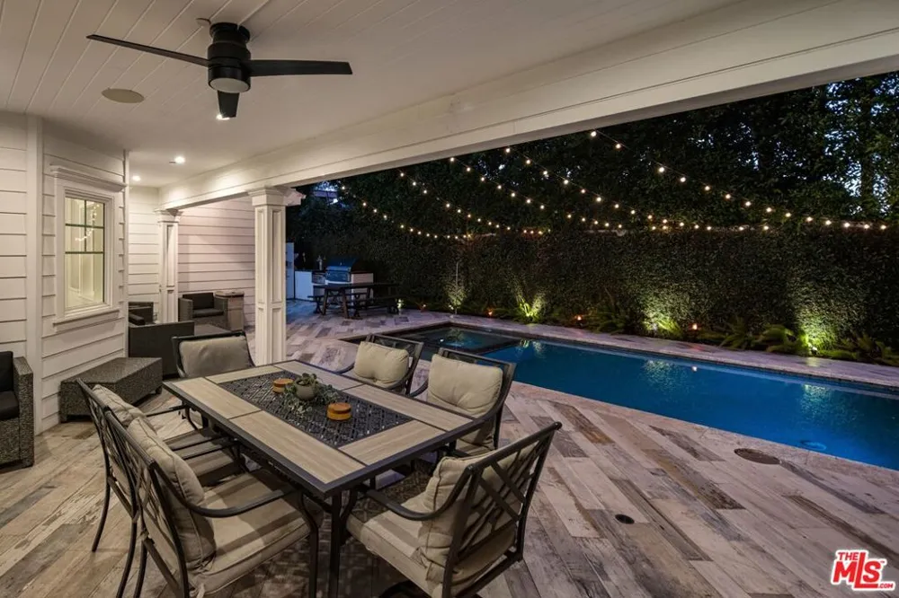 5523 Longridge Avenue Sherman Oaks, CA 91401