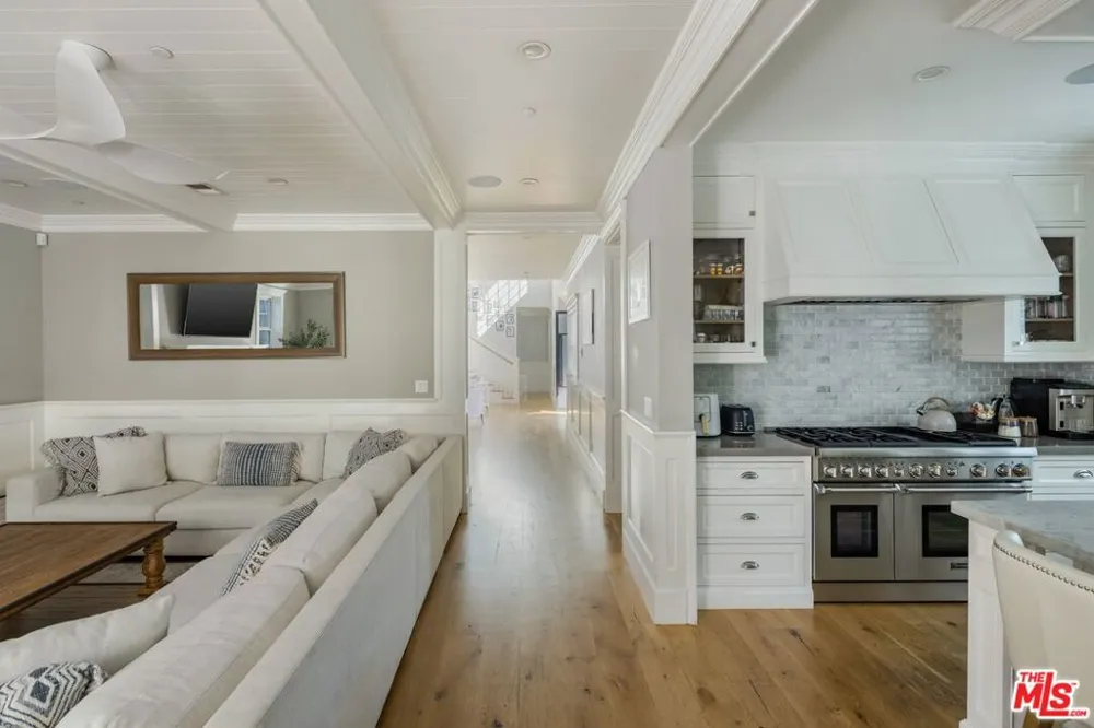 5523 Longridge Avenue Sherman Oaks, CA 91401