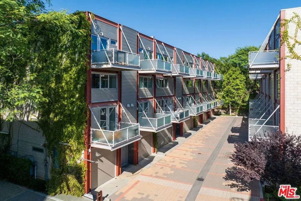 3450 Cahuenga Boulevard #902 Los Angeles, CA 90068