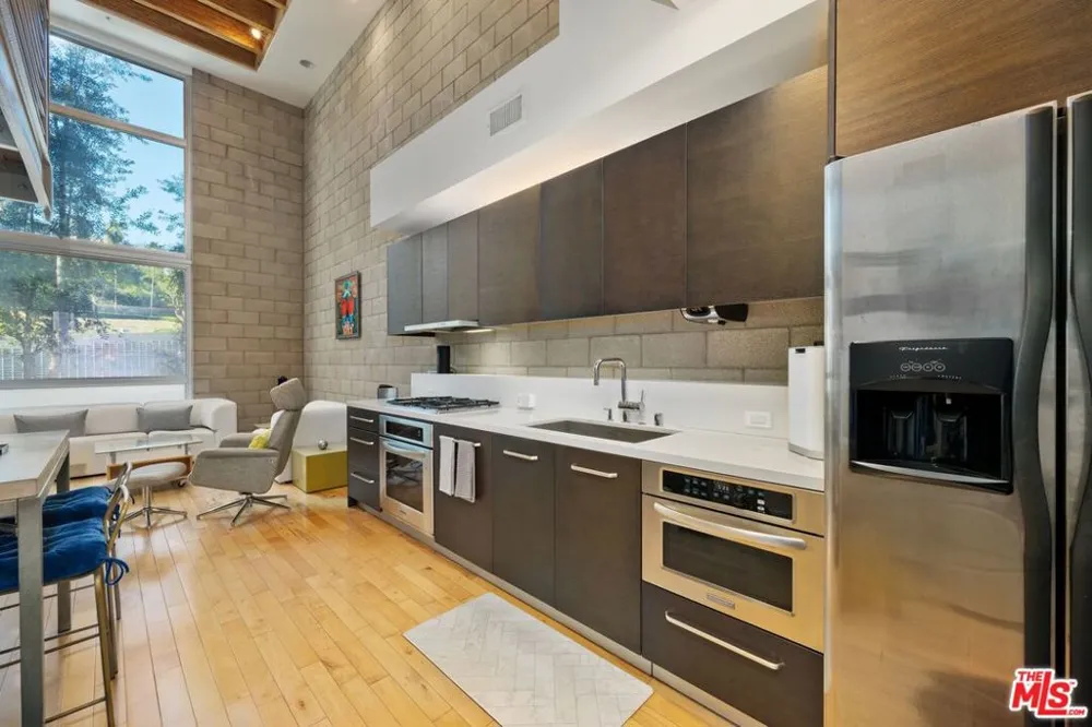 3450 Cahuenga Boulevard #902 Los Angeles, CA 90068