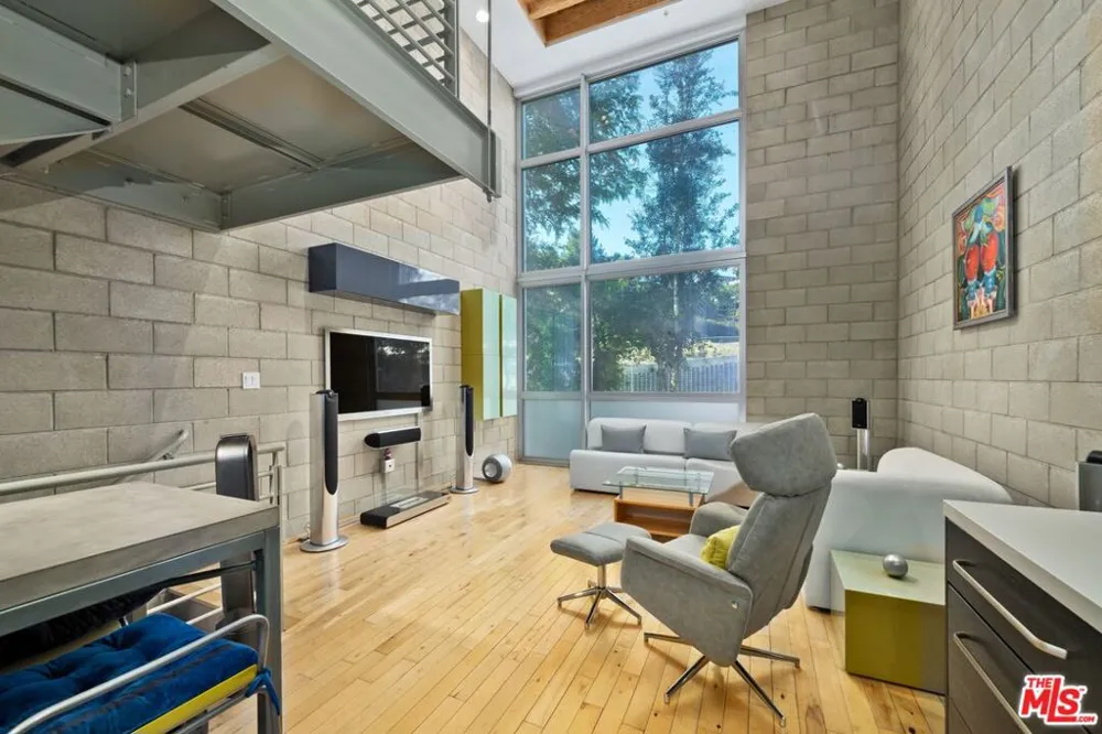 3450 Cahuenga Boulevard #902 Los Angeles, CA 90068