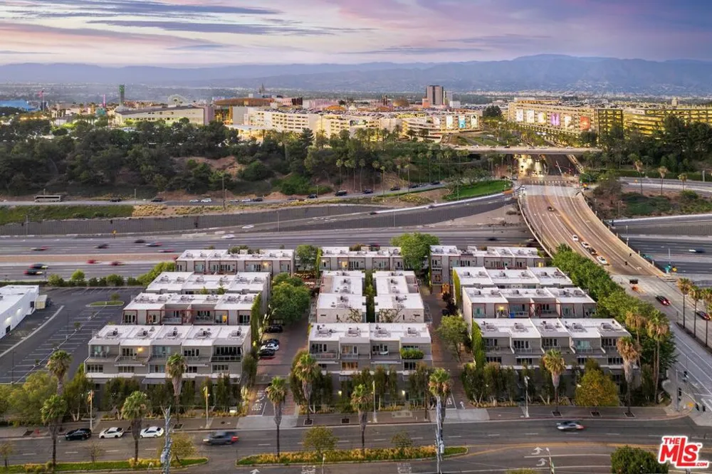 3450 Cahuenga Boulevard #902 Los Angeles, CA 90068