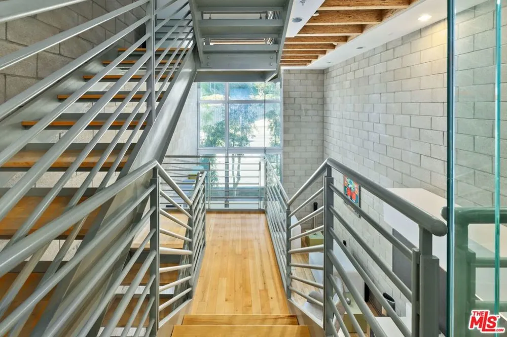 3450 Cahuenga Boulevard #902 Los Angeles, CA 90068
