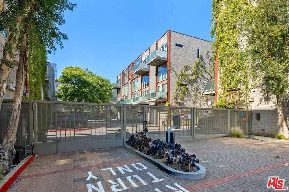 3450 Cahuenga Boulevard #902 Los Angeles, CA 90068