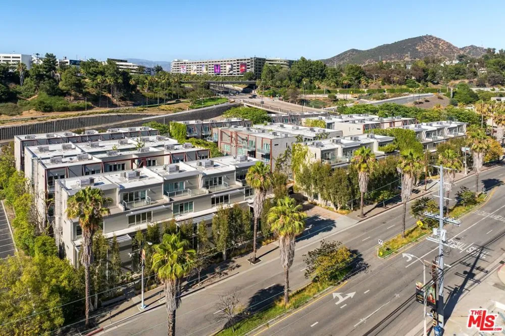 3450 Cahuenga Boulevard #902 Los Angeles, CA 90068