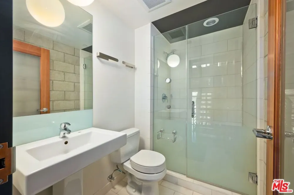 3450 Cahuenga Boulevard #902 Los Angeles, CA 90068