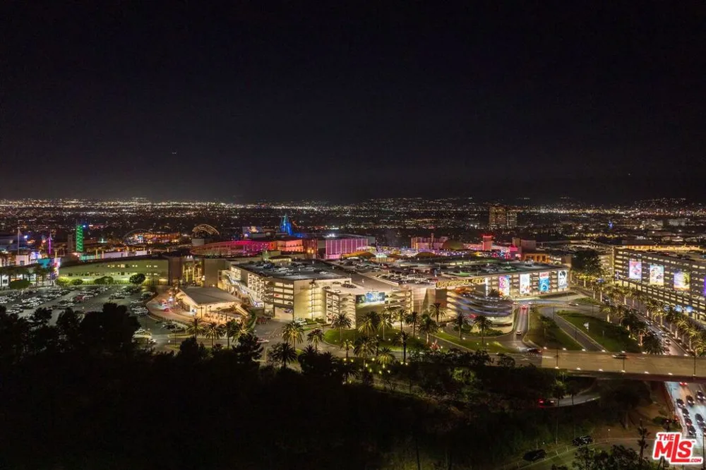 3450 Cahuenga Boulevard #902 Los Angeles, CA 90068