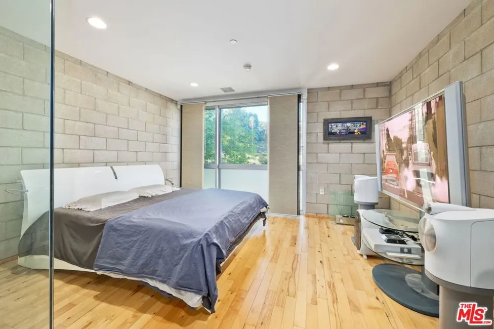 3450 Cahuenga Boulevard #902 Los Angeles, CA 90068
